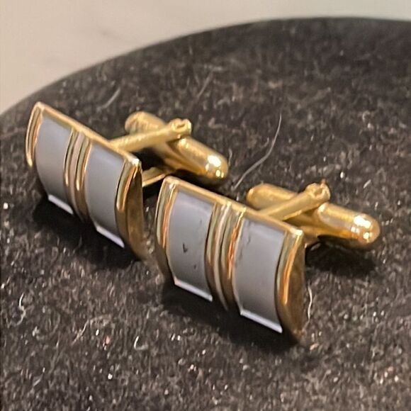 Vintage 1960s MCM gold tone rectangular Mother-of-Pearl bullet back cuff links - Picture 4 of 10